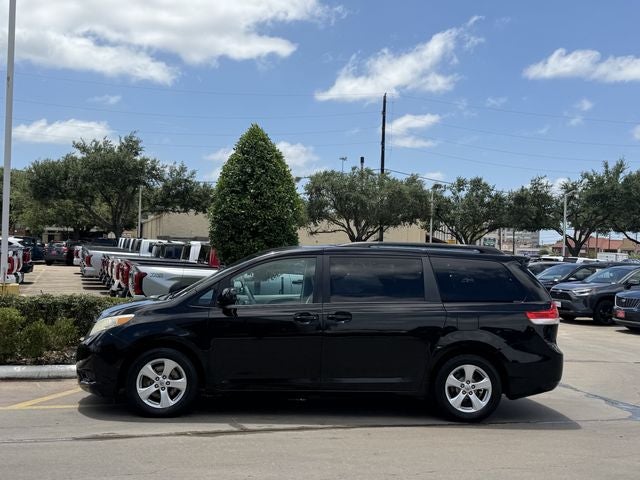 2013 Toyota Sienna LE 8 Passenger
