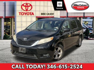 2013 Toyota Sienna LE 8 Passenger