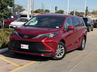2025 Toyota Sienna LE 8 Passenger