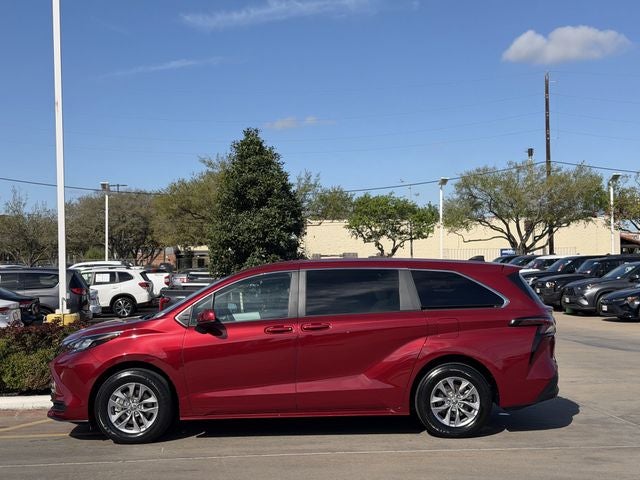 2025 Toyota Sienna LE 8 Passenger