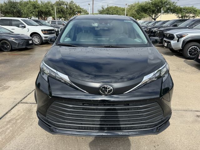 2026 Toyota Sienna LE 8 Passenger