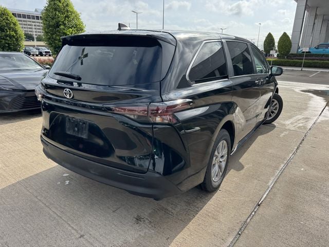 2026 Toyota Sienna LE 8 Passenger