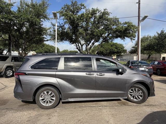 2022 Toyota Sienna LE 8 Passenger