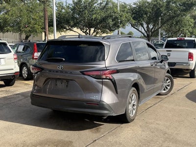 2022 Toyota Sienna LE 8 Passenger