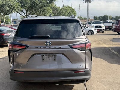 2022 Toyota Sienna LE 8 Passenger