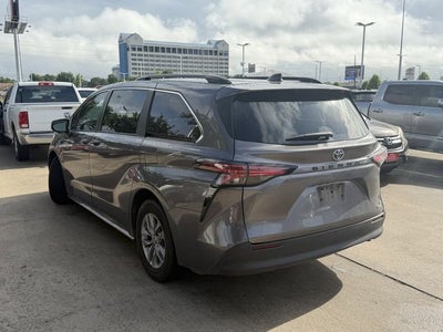 2022 Toyota Sienna LE 8 Passenger