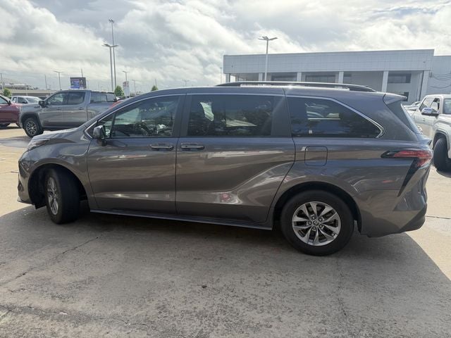 2022 Toyota Sienna LE 8 Passenger