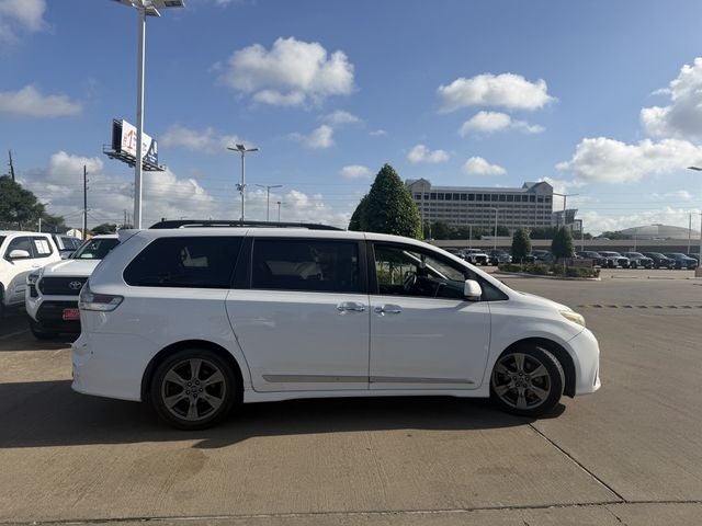 2018 Toyota Sienna SE 8 Passenger