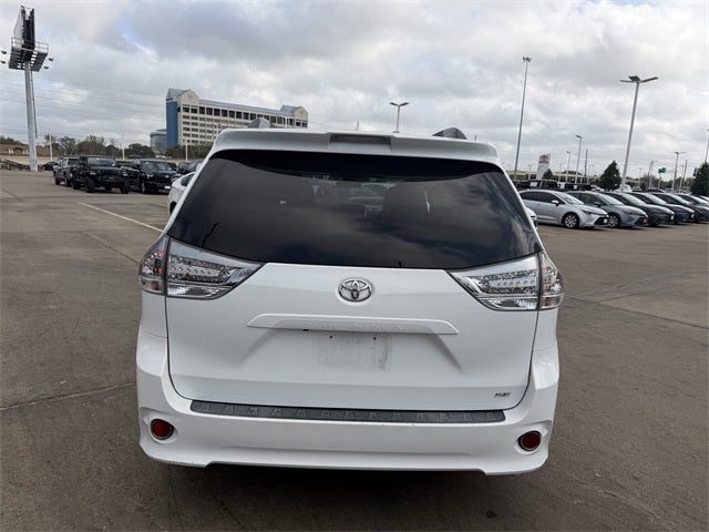 2020 Toyota Sienna SE 8 Passenger
