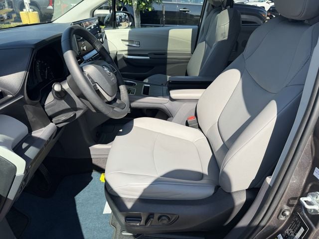 2023 Toyota Sienna XLE 8 Passenger