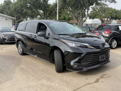 2025 Toyota Sienna XLE 8 Passenger