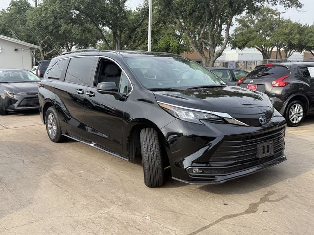 2025 Toyota Sienna XLE 8 Passenger