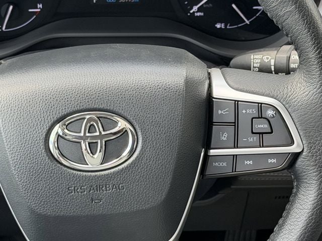 2023 Toyota Sienna XLE 8 Passenger