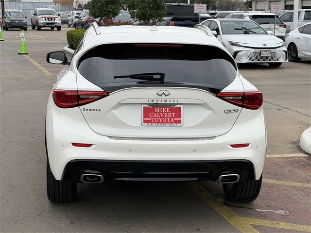 2017 INFINITI QX30 Premium